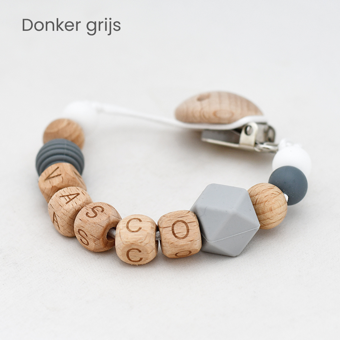 Pretletter speenkoord met naam donker grijs hout