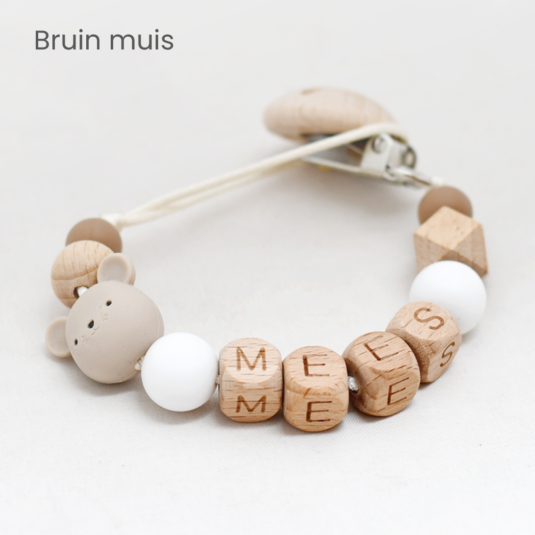 Pretletter speenkoord met naam bruin muis hout