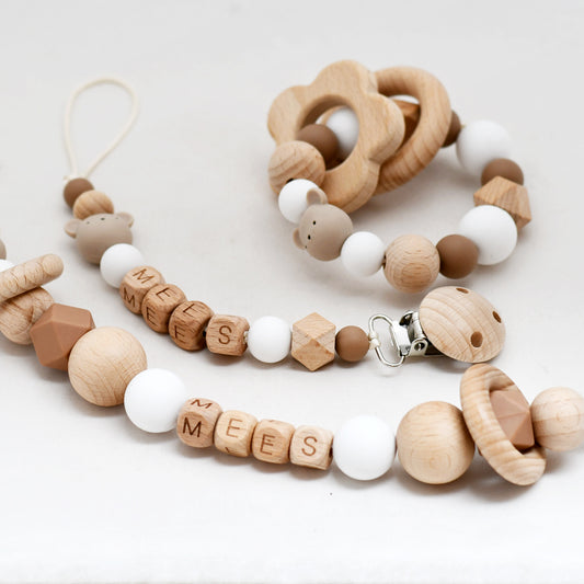 pretletter speenkoord naam bijtring wagenspanner bruin muis hout baby