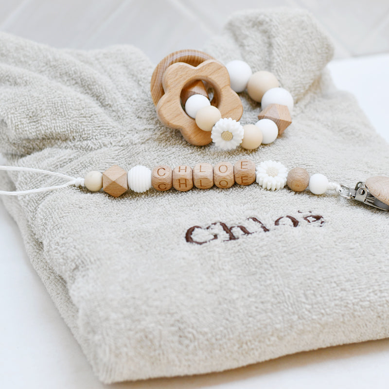 Pretletter kraamcadeau poncho met naam badstof speenkoord bijtring kind beige