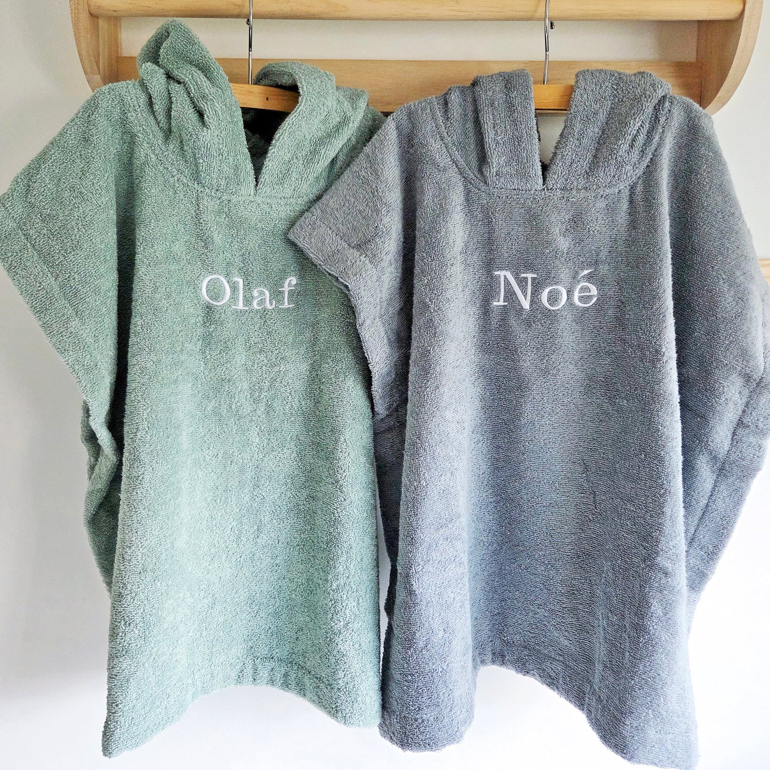 Pretletter poncho met naam badstof kind blauw beige groen roze