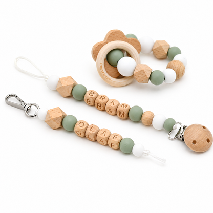 Pretletter sleutelhanger met naam speenkoord met naam en bijtring met naam mos groen