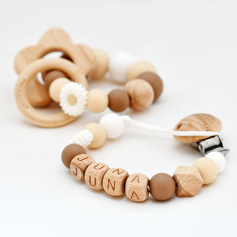 Pretletter speenkoord naam bijtring wit bruin madelief hout