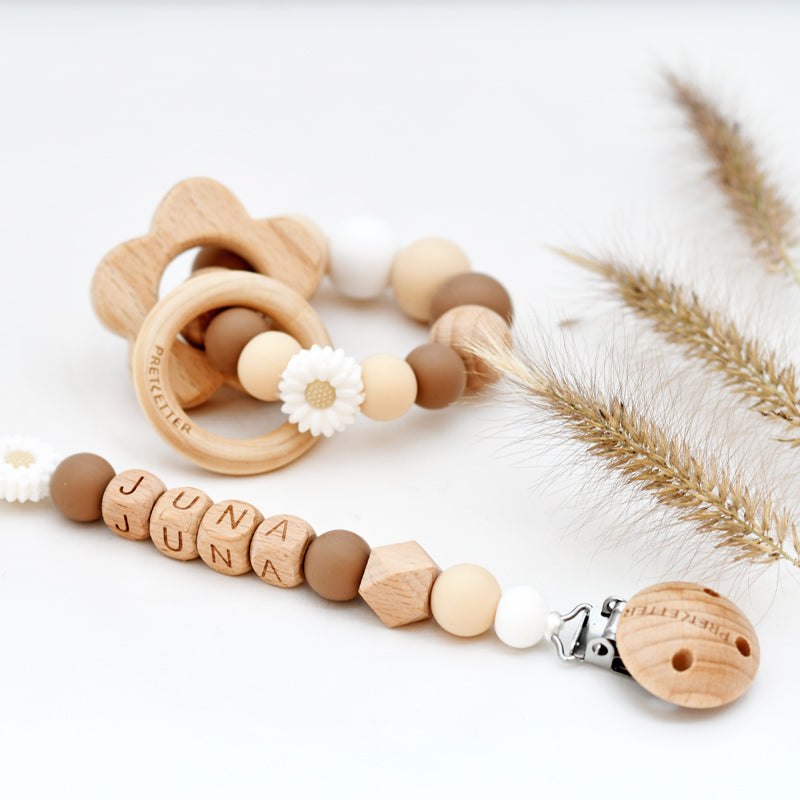 Pretletter speenkoord naam bijtring wit bruin madelief hout