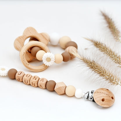 Pretletter speenkoord naam bijtring wit bruin madelief hout