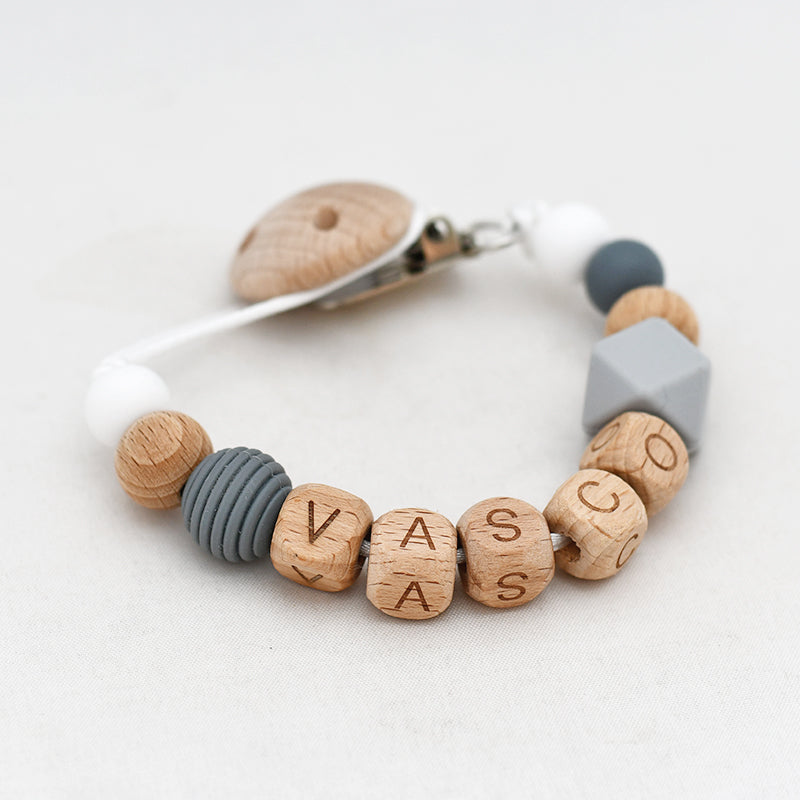 Pretletter speenkoord met naam donker grijs hout